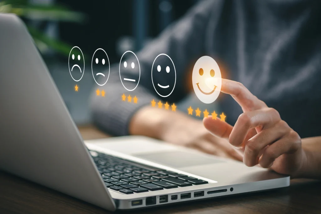 Client donnant une note de satisfaction cinq étoiles sur un ordinateur portable après une intervention SFG Services.