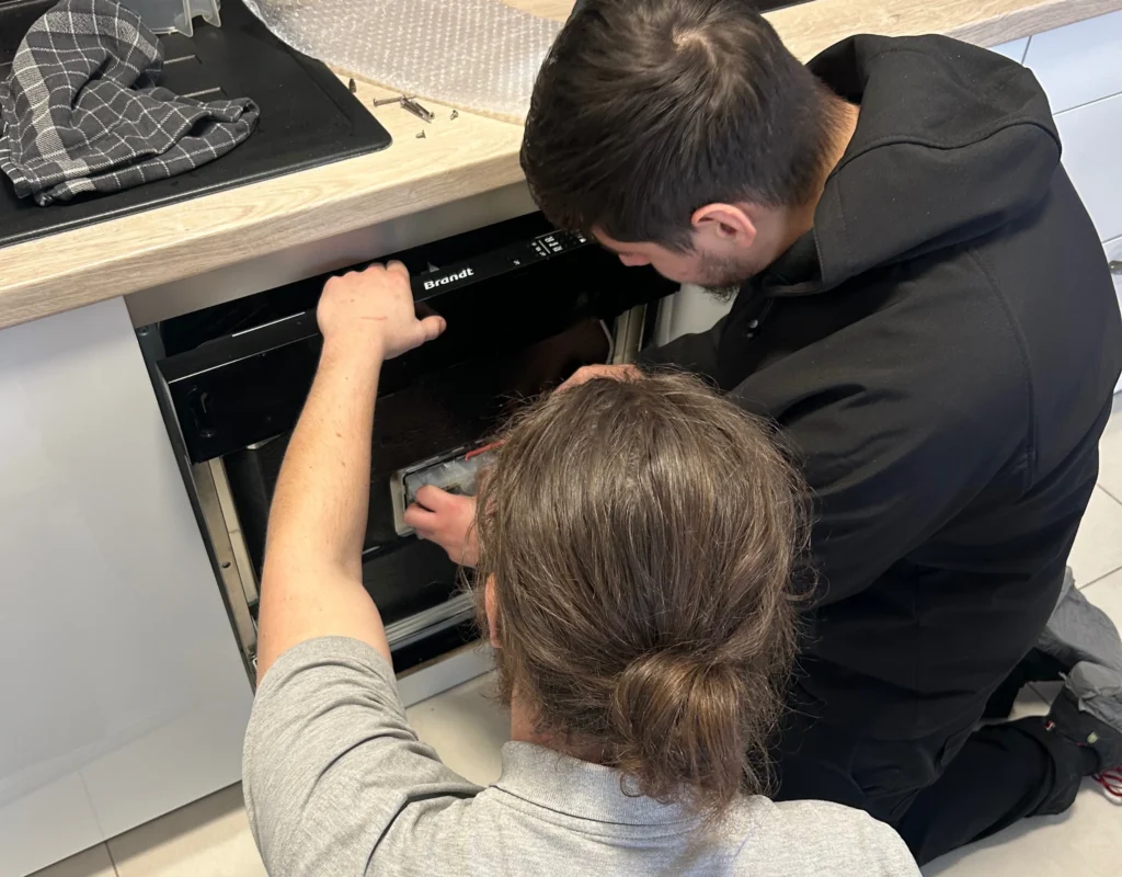 Technicien SFG Services entrain d'examiner la panne de l'appareil.